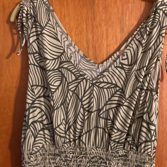 Long Elegant Legs maxi dress.  Deep green print.  Size medium. Worn once - Picture 3 of 10